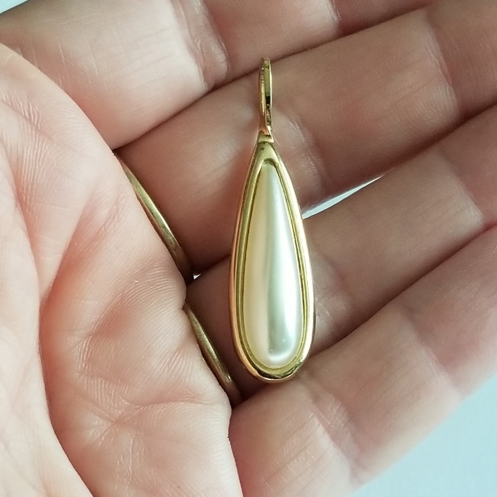 Relisted -Vintage teardrop pendant faux pearl gold tone metal - Picture 2 of 9